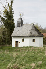 Fototapeta na wymiar Kleine Kapelle in Weickede, Ortsteil Rüthen, Kreis Soest, NRW, Deutschland, April 2024