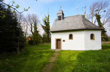 Kleine Kapelle in Weickede, Ortsteil Rüthen, Kreis Soest, NRW, Deutschland, April 2024
