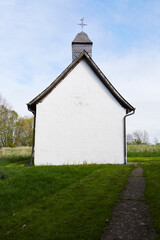 Fototapeta premium Kleine Kapelle in Weickede, Ortsteil Rüthen, Kreis Soest, NRW, Deutschland, April 2024