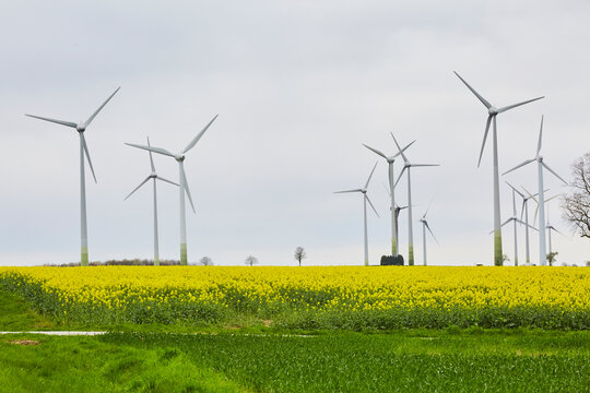 Blick auf Windr&auml;der, Haarstrang, Kreis Soest, NRW, Deutschland, April 2024  