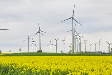 Blick auf Windräder, Haarstrang, Kreis Soest, NRW, Deutschland, April 2024  