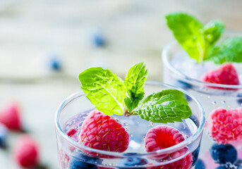 Sparkling water with mint, raspberries and blueberries