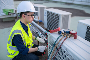 Refrigeration and Air Conditioning Engineering Detects Plant Cooling Problems,electrician maintenance Condensing on the rooftop outdoors of large industrial building