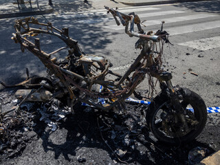 Fototapeta na wymiar Moto quemada en la calle