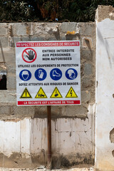 panneau d'avertissement pour la sécurité sur un chantier à Dakar au Sénégal en Afrique...