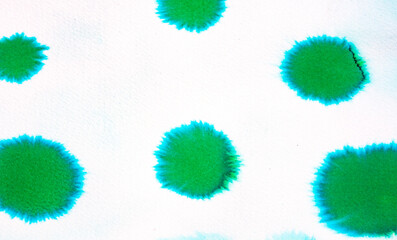 abstrakter Aquarellhintergrund mit grünen Tupfern oder Punkten

