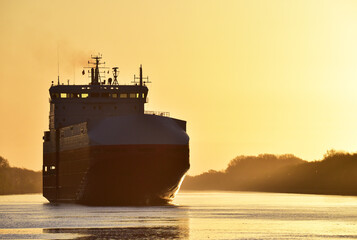 Schiffsverkehr bei Sonnenaufgang im Nord-Ostsee-Kanal