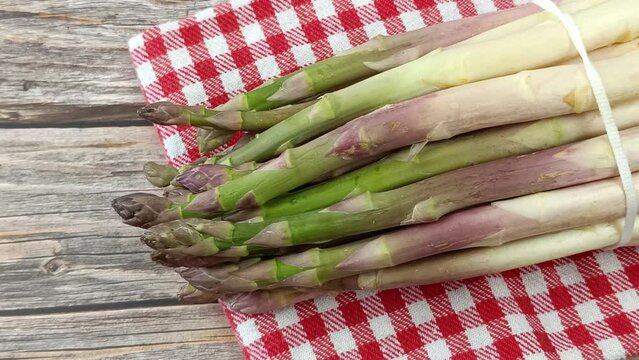 bottes d'asperges vertes, en gros plan