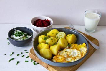Ziemniaki z jajkiem sadzonym, maślanką, buraczkami i mizerią. Wiosenny obiad - 786469936