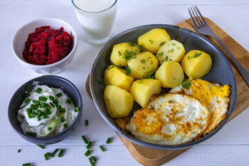 Ziemniaki z jajkiem sadzonym, maślanką, buraczkami i mizerią. Wiosenny obiad - 786470166