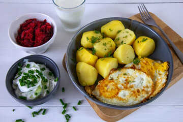 Ziemniaki z jajkiem sadzonym, maślanką, buraczkami i mizerią. Wiosenny obiad - 786470348