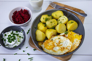 Ziemniaki z jajkiem sadzonym, maślanką, buraczkami i mizerią. Wiosenny obiad - 786470777