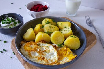 Ziemniaki z jajkiem sadzonym, maślanką, buraczkami i mizerią. Wiosenny obiad - 786470956