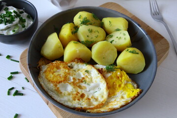 Ziemniaki z jajkiem sadzonym, maślanką, buraczkami i mizerią. Wiosenny obiad - 786470999