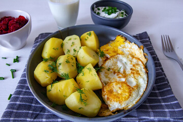 Potatoes with fried egg, buttermilk, beetroot and cucumber salad. Spring dinner - 786471151