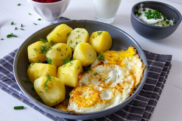 Ziemniaki z jajkiem sadzonym, maślanką, buraczkami i mizerią. Wiosenny obiad - 786471704