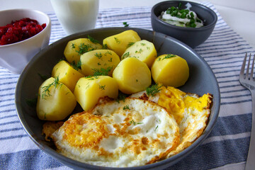 Ziemniaki z jajkiem sadzonym, maślanką, buraczkami i mizerią. Wiosenny obiad - obrazy, fototapety, plakaty