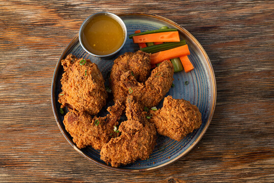 Alas o alitas de pollo fritas con acompa&ntilde;amiento 