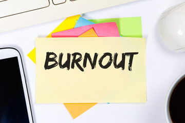 Burnout krank Krankheit Stress im Job Business Konzept auf Schreibtisch