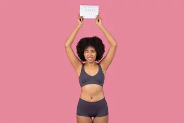 Foto op Plexiglas Concerned African American woman holding a calendar © Prostock-studio