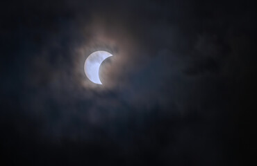 Fototapeta premium Partial Solar Eclipse on a Cloudy Day in San Antonio, Texas