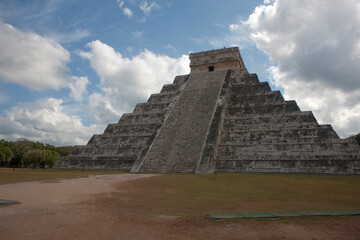 Fototapeta na wymiar Mexico ruins of the Mayan city of Chichen Itza on an ordinary winter day