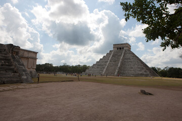 Fototapeta na wymiar Mexico ruins of the Mayan city of Chichen Itza on an ordinary winter day