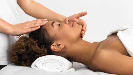 Obraz na płótnie Canvas Lady receiving a facial massage at a spa