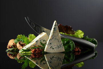 Blue cheese with knife, walnuts and fresh greens. - 786592315