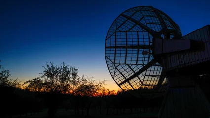 Tuinposter Twilight at Ondřejov Observatory: The Grand Radar Silhouetted Against the Dusky Sky © Vlastimil