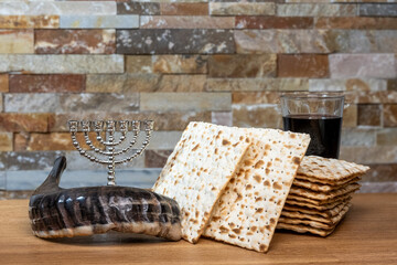 Passiver table with matzah, wine, shofar and menorah