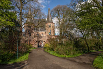 Medieval city gate - De Broederpoort, in the Dutch hanseatic city of Kampen. - obrazy, fototapety, plakaty