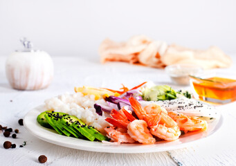 boiled rice with avocado and fried shrimps - 786621934