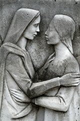 Sculpture en pierre de la Visitation de la vierge Marie. Cimeti&egrave;re monumental, Milan - Italie