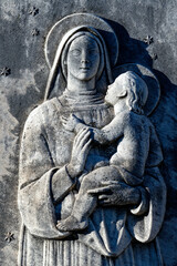 Vierge à l'enfant. Cimetière monumental, Milan - Italie