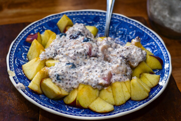 Yogurt natural con manzana y chia