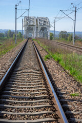 01.05.2024 - Przylasek Rusiecki. Kraków. Polska. Piękna słoneczna aura która sprzyja odpoczynkowi. Tory kolejowe prowadzące na wiadukt. © Roman Trojanowski