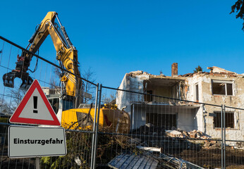 Einsturzgefahr Bagger Hausruine Ruine