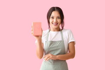 Young woman with sponge on pink background - obrazy, fototapety, plakaty