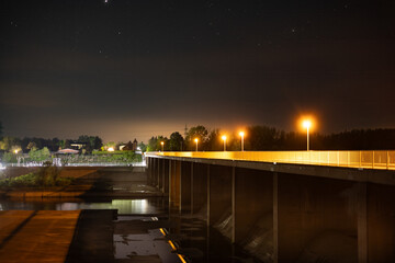 Staudamm bei Nacht
