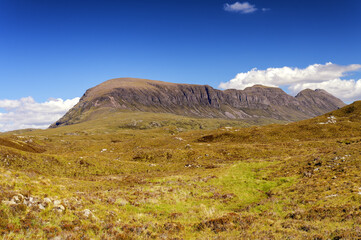 Montagne sous un ciel bleu dans l'Assynt en Ecosse
