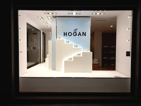 Scarpe Hogan in vetrina nel centro della città di Bari. Italia