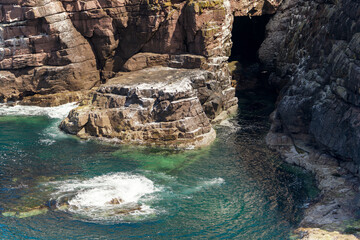 Colonie de cormorans sur les falaises du site du Old Man of Stoer & Stoer Lighthouse en Ecosse