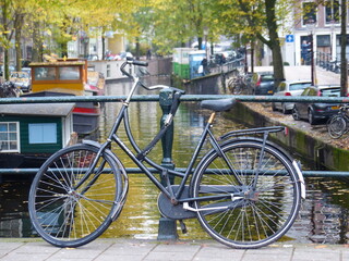 Vélo canal Amsterdam Pays-Bas - obrazy, fototapety, plakaty