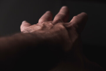 M&atilde;o envelhecida com fundo preto