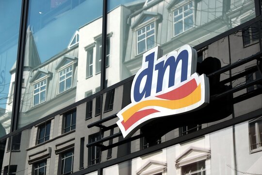 Markenzeichen und Logo des dm-drogerie markt &uuml;ber dem Eingang einer Filiale in der Grimmaische Stra&szlig;e am 06.04.2024 in der Fu&szlig;g&auml;ngerzone in der Innenstadt von Leipzig im Freistaat Sachsen