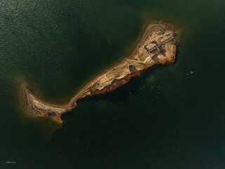 vista aerea isla en el lago