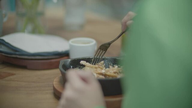 mujer desayunando unos chilaquiles  con caf&eacute; y jugo