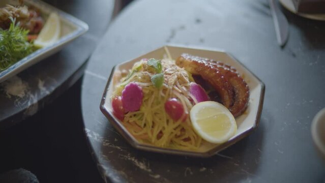 plato tailand&eacute;s con pulpo