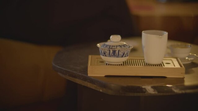 acercamiento de taza de t&eacute; y jarra